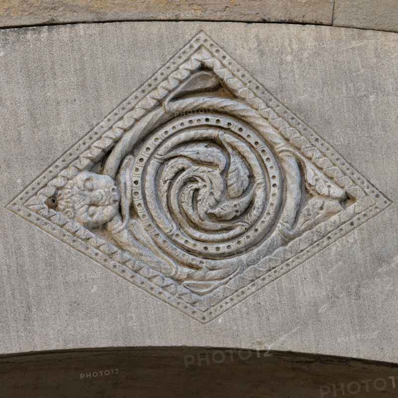 Fidenza, Duomo (Cattedrale di San Donnino), facciata, portale sinistro, protiro, serie di losanghe con allegorie delle virtù teologali e delle virtù cardinali: “la fede”. 
Opera di Benedetto Antelami e bottega.

[ENG]
Fidenza, Duomo (St. Donnino Cathedral),facade, left portal, prothyrum, series of lozenges with allegories of the theological virtues and cardinal virtues: “Faith”.
Work by Benedetto Antelami and workshop.
Cattedrale di San Donnino, Fidenza (PR), Emilia-Romagna, Italia - Italy