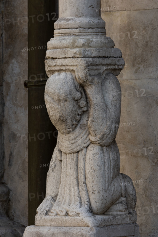 Fidenza, Duomo (St. Donnino Cathedral), facade, left portal: the left telamon supporting the prothyrum.
Work by Benedetto Antelami and workshop.
Cattedrale di San Donnino, Fidenza (PR), Emilia-Romagna, Italia - Italy