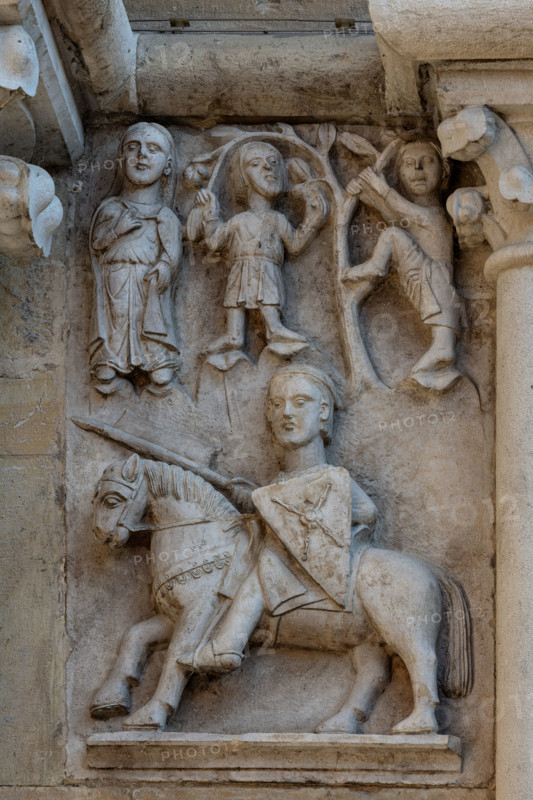 Fidenza, Duomo (Cattedrale di San Donnino), abside: “il mese di maggio”, formella superstite di un probabile ciclo dei mesi, forse proveniente da un portale smembrato.
Opera di Benedetto Antelami e bottega.

[ENG]
Fidenza, Duomo (St. Donnino Cathedral), apse: “the month of May”, surviving panel of a probable cycle of the months, perhaps from a dismembered portal.
Work by Benedetto Antelami and workshop.
Cattedrale di San Donnino, Fidenza (PR), Emilia-Romagna, Italia - Italy
