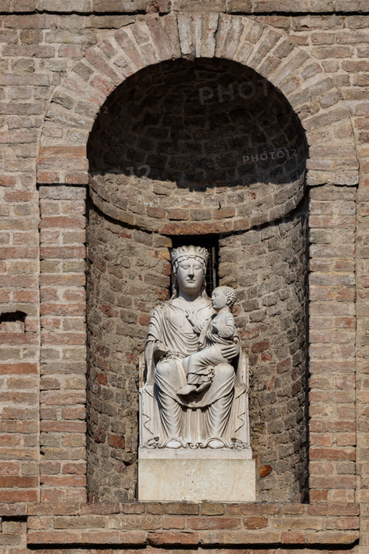 Fidenza, Duomo (Cattedrale di San Donnino), campanile: copia della statua “Madonna con Bambino” di Benedetto Antelami, conservata nel Museo Diocesano.

[ENG]
Fidenza, Duomo (St. Donnino Cathedral), bell tower: copy of the statue “Madonna with Child” by Benedetto Antelami, preserved in the Diocesan Museum.
Cattedrale di San Donnino, Fidenza (PR), Emilia-Romagna, Italia - Italy