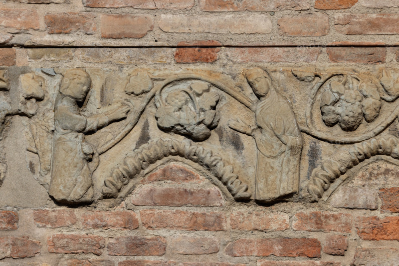 Fidenza, Duomo (Cattedrale di San Donnino), abside: frammento architettonico decorativo della parte superiore d’una quadrifora con archi acuti. Tra foglie d’acanto e un tralcio di vite si riconosce una “Annunciazione”.

[ENG]
Fidenza, Duomo (St. Donnino Cathedral), apse: decorative architectural fragment of the upper part of a quadrifora with pointed arches. An “Annunciation” can be recognized between acanthus leaves and a vine shoot.
Cattedrale di San Donnino, Fidenza (PR), Emilia-Romagna, Italia - Italy