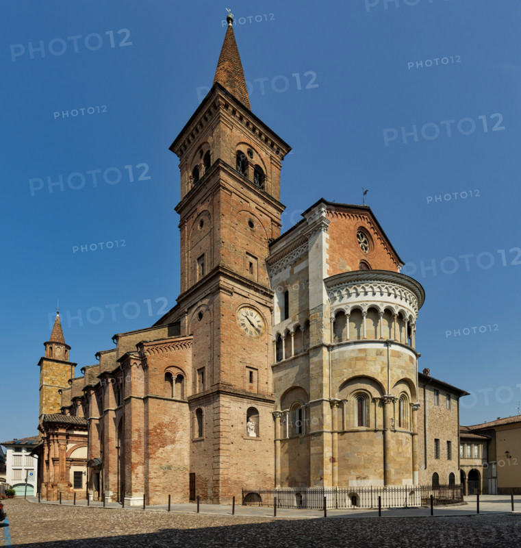 Fidenza, Duomo (St. Donnino Cathedral): view of the apse and the Southern side.
Cattedrale di San Donnino, Fidenza (PR), Emilia-Romagna, Italia - Italy