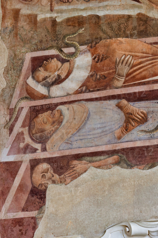 Pisa, Monumental Cemetery: "Triumph of Death," detail of the frescoes by Buonamico Buffalmacco, 1336/1341.
Detail of the meeting between the living and the dead with dead people in coffins, snake, skeleton and skull.
Camposanto Monumentale, Pisa (PI), Toscana - Tuscany, Italia - Italy