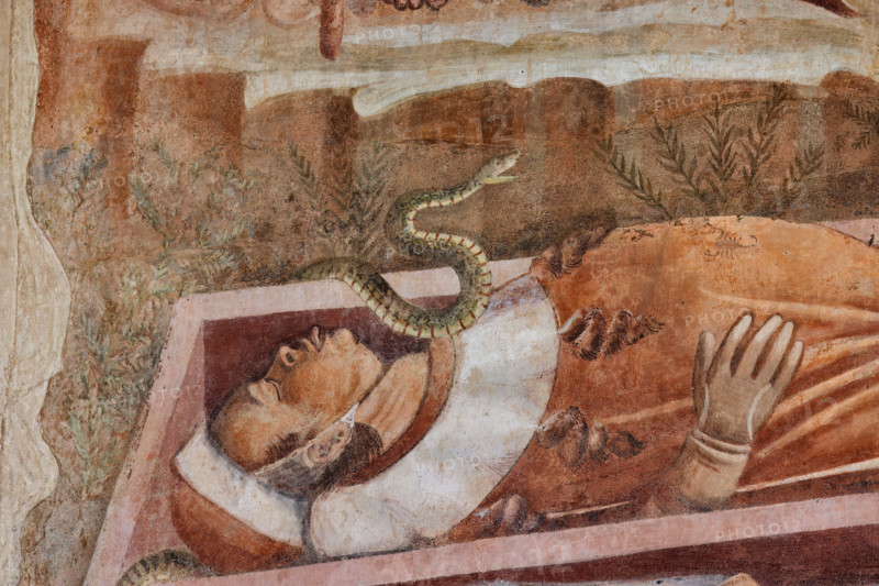Pisa, Camposanto monumentale: ”Trionfo della Morte”, particolare degli affreschi di Buonamico Buffalmacco, 1336/1341. Dettaglio dell’incontro tra i vivi e i morti con morto nelle bara e serpente.

[ENG]
Pisa, Monumental Cemetery: "Triumph of Death," detail of the frescoes by Buonamico Buffalmacco, 1336/1341.
Detail of the meeting between the living and the dead with dead man in a coffin and a snake.
Camposanto Monumentale, Pisa (PI), Toscana - Tuscany, Italia - Italy