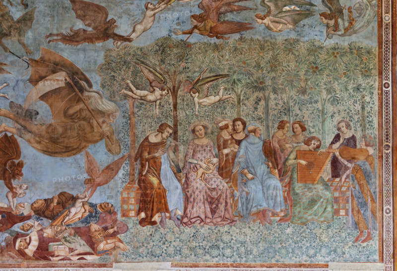 Pisa, Camposanto monumentale: ”Trionfo della Morte”, particolare degli affreschi di Buonamico Buffalmacco, 1336/1341. A sinistra, dettaglio con anime di morti di peste afferrate da diavoli. A destra, particolare di scena cortese: “I dieci giovani nel verziere”. Sulla brigata di giovani spensierati volteggiano due Geni che rovesciano le fiaccole accese, sinistro presagio di morte, mentre la Morte incombe a sinistra con la falce. 

[ENG]
Pisa, Monumental Cemetery: "Triumph of Death," detail of the frescoes by Buonamico Buffalmacco, 1336/1341. On the left, a detail of the souls of plague victims being seized by devils. On the right, a detail of a courtly scene: "The Ten Youths in the Garden." Two Genies hover above the company of carefree youths, toppling lit torches, a sinister omen of death, while Death looms on the left with his scythe.
Camposanto Monumentale, Pisa (PI), Toscana - Tuscany, Italia - Italy