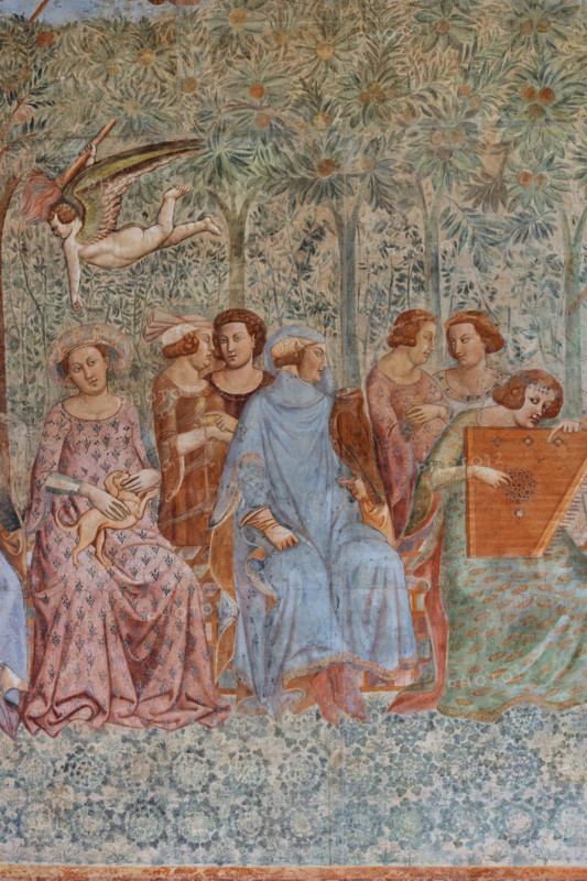 Pisa, Camposanto monumentale: ”Trionfo della Morte”, particolare degli affreschi di Buonamico Buffalmacco, 1336/1341. Particolare di scena cortese: “I dieci giovani nel verziere”. Sulla brigata di giovani spensierati volteggiano due Geni che rovesciano le fiaccole accese, sinistro presagio di morte.

[ENG]
Pisa, Monumental Cemetery: "Triumph of Death," detail of the frescoes by Buonamico Buffalmacco, 1336/1341. A detail of a courtly scene: "The Ten Youths in the Garden." Two Genies hover above the company of carefree youths, toppling lit torches, a sinister omen of death.
Camposanto Monumentale, Pisa (PI), Toscana - Tuscany, Italia - Italy
