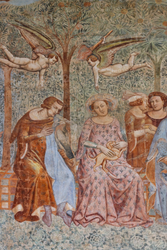 Pisa, Camposanto monumentale: ”Trionfo della Morte”, particolare degli affreschi di Buonamico Buffalmacco, 1336/1341. Particolare di scena cortese: “I dieci giovani nel verziere”. Sulla brigata di giovani spensierati volteggiano due Geni che rovesciano le fiaccole accese, sinistro presagio di morte.

[ENG]
Pisa, Monumental Cemetery: "Triumph of Death," detail of the frescoes by Buonamico Buffalmacco, 1336/1341. A detail of a courtly scene: "The Ten Youths in the Garden." Two Genies hover above the company of carefree youths, toppling lit torches, a sinister omen of death.
Camposanto Monumentale, Pisa (PI), Toscana - Tuscany, Italia - Italy