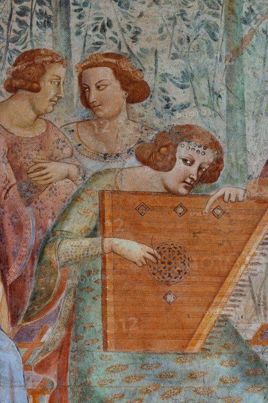 Pisa, Camposanto monumentale: ”Trionfo della Morte”, particolare degli affreschi di Buonamico Buffalmacco, 1336/1341. Particolare di scena cortese: “I dieci giovani nel verziere”. Brigata di giovani spensierati che si dedicano anche alla musica.

[ENG]
Pisa, Monumental Cemetery: "Triumph of Death," detail of the frescoes by Buonamico Buffalmacco, 1336/1341. A detail of a courtly scene: "The Ten Youths in the Garden." A group of carefree young people who also dedicate themselves to music.
Camposanto Monumentale, Pisa (PI), Toscana - Tuscany, Italia - Italy