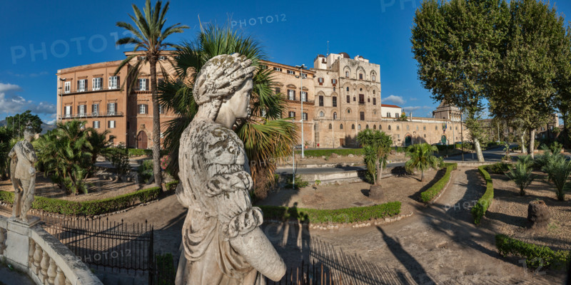 Palermo, Palazzo Reale o Palazzo dei Normanni, lato Nord Est: veduta dell'ala rinascimentale e della Torre Pisana dalla piazza del Parlamento.  In primo piano particolare del Teatro Marmoreo, opera di Gaspare Guercio, Carlo D'Aprile e Gaspare Serpotta, realizzata per celebrare la gloria di Filippo IV d'Asburgo, re di Spagna e di Sicilia, detto Filippo il Grande

[ENG]
Palermo, The Royal Palace or Palazzo dei Normanni (Palace of the Normans), North-East side: view of the Renaissance wing and the Pisan Tower from Parliament Square. In the foreground, detail of the Marble Theatre, by Gaspare Guercio, Carlo D'Aprile and Gaspare Serpotta, realized to celebrate the glory of Philip IV of Habsburg, king of Spain and Sicily, called Philip the Great.
Palazzo Reale (Palazzo dei Norma, Palermo (PA), Sicilia - Sicily, Italia - Italy