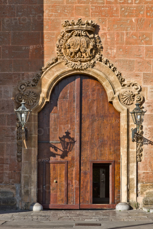 Palermo, Palazzo Reale o Palazzo dei Normanni, lato Nord Est:  un portale dell'ala rinascimentale.

[ENG]
Palermo, The Royal Palace or Palazzo dei Normanni (Palace of the Normans), North-East side: a portal of the Renaissance wing.
Palazzo Reale (Palazzo dei Norma, Palermo (PA), Sicilia - Sicily, Italia - Italy