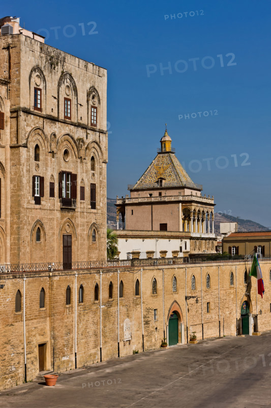 Palermo, Palazzo Reale o Palazzo dei Normanni, lato Nord Est: veduta della Torre Pisana e della Torre di Porta Nuova da piazza del Parlamento. 

[ENG]
Palermo, The Royal Palace or Palazzo dei Normanni (Palace of the Normans), North-East side: view of the Pisan Tower and the Porta Nuova Tower from the Parliament Square.
Palazzo Reale (Palazzo dei Norma, Palermo (PA), Sicilia - Sicily, Italia - Italy