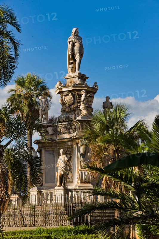 Palermo, Piazza del Parlamento:  il "Teatro Marmoreo",  monumento a Filippo V, prospiciente Palazzo Reale (o "dei Normanni"). Gruppo scultoreo monumentale, è opera dello scultore Gaspare Guercio, di Carlo D'Aprile e Gaspare Serpotta, realizzato per celebrare la gloria di Filippo IV d'Asburgo, re di Spagna e di Sicilia, detto Filippo il Grande. 
Intorno al piedistallo furono disposte le raffigurazioni delle quattro parti della Terra note a quei tempi (Europa, Asia, Africa e America), sulle quali il re di Spagna governava. Sul primo livello furono poste le statue dei quattro Mori, ovvero dei precedenti re dei Paesi andati sotto la sua dominazione. L'opera è adornata da targhe e stemmi dei maggiori casati della Sicilia. L'originaria statua di Filippo IV andò distrutta durante la rivoluzione siciliana del 1848 e fu sostituita nel 1856 dalla statua attuale in marmo che rappresenta il re Filippo V di Spagna e fu eseguita da Nunzio Morello.
Particolare.

[ENG]
Palermo, the Parliament Squ...