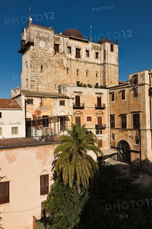 Palermo, Palazzo Reale o Palazzo dei Normanni: veduta della Torre Pisana da Sud-Ovest.

[ENG]
Palermo, The Royal Palace or Palazzo dei Normanni (Palace of the Normans): view of the Pisan Tower from South-West.
Palazzo Reale (Palazzo dei Norma, Palermo (PA), Sicilia - Sicily, Italia - Italy