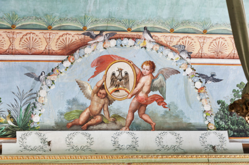 Palermo, Palazzo Reale o Palazzo dei Normanni, Appartamento Reale, Sala   degli Uccell, volta affrescata: dettaglio con uccelli, putti e stemma reale con aquila.

[ENG]
Palermo, The Royal Palace or Palazzo dei Normanni (Palace of the Normans), The Royal Apartment, the Birds Room, the frescoed vault: detail with birds, putti and a royal emblem representing an eagle.
Palazzo Reale (Palazzo dei Norma, Palermo (PA), Sicilia - Sicily, Italia - Italy