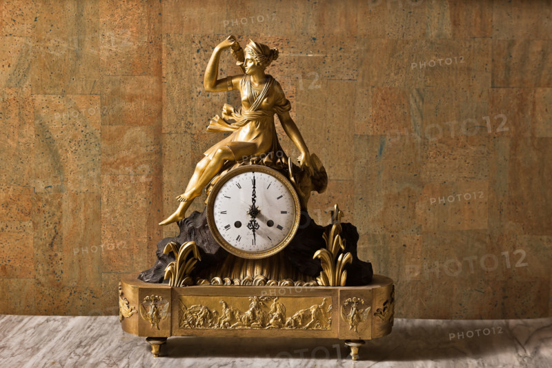 Palermo, Palazzo Reale o Palazzo dei Normanni, Appartamento Reale, Stanza del Monetiere (accanto al Gabinetto Cinese):   orologio da tavolo in bronzo dorato con allegoria della caccia (collezione borbonica, XIX secolo).

[ENG]
Palermo, The Royal Palace or Palazzo dei Normanni (Palace of the Normans), The Royal Apartment, The Monetiere Room (next to the Chinese Room): Table clock in golden bronze with allegory of Hunting (Borbone collection, XIX century).
Palazzo Reale (Palazzo dei Norma, Palermo (PA), Sicilia - Sicily, Italia - Italy