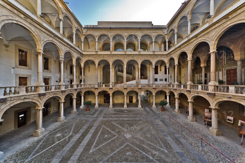 Palermo, Palazzo Reale o Palazzo dei Normanni, Cortile Maqueda: veduta.

[ENG]
Palermo, The Royal Palace or Palazzo dei Normanni (Palace of the Normans), The Maqueda Courtyard: view.
Palazzo Reale (Palazzo dei Norma, Palermo (PA), Sicilia - Sicily, Italia - Italy