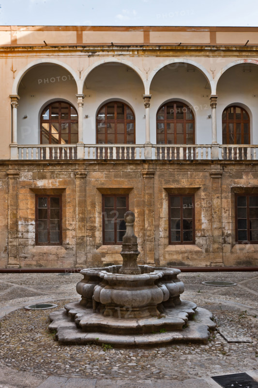 Palermo, Palazzo Reale o Palazzo dei Normanni, Cortile della Fontana: veduta.

[ENG]
Palermo, The Royal Palace or Palazzo dei Normanni (Palace of the Normans), The Fountain Courtyard: view.
Palazzo Reale (Palazzo dei Norma, Palermo (PA), Sicilia - Sicily, Italia - Italy