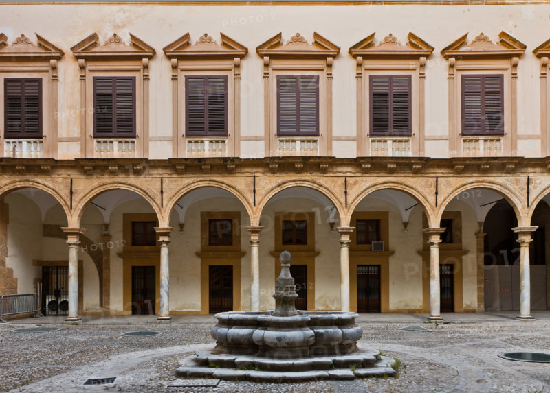 Palermo, Palazzo Reale o Palazzo dei Normanni, Cortile della Fontana: veduta.

[ENG]
Palermo, The Royal Palace or Palazzo dei Normanni (Palace of the Normans), The Fountain Courtyard: view.
Palazzo Reale (Palazzo dei Norma, Palermo (PA), Sicilia - Sicily, Italia - Italy