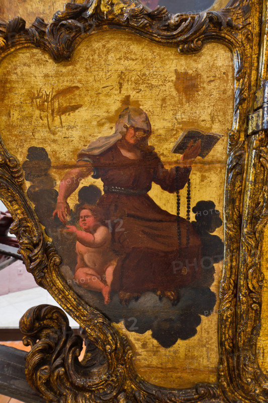 Palermo, Palazzo Reale o Palazzo dei Normanni, scalone monumentale: la "Carrozza d'Oro", opera settecentesca  che è appartenuta al Principe di Butera e alla famiglia dei Lanza di Trabia. E' caratterizzata da una decorazione sfarzosa sia nella casa sia nel traino (angeli e figure femminili).Venne impiegata nel film "La carrozza d'oro" di J. Renoir con Anna Magnani. Particolare della decorazione con figura femminile e putto.

[ENG]
Palermo, The Royal Palace or Palazzo dei Normanni (Palace of the Normans), the monumental staircase: the "Golden Carriage",  an eighteenth-century work that belonged to the Prince of Butera and the Lanza di Trabia family. It is characterized by a lavish decoration (angels and female figures). It was used in the film "La carrosse d'or" by J. Renoir with Anna Magnani. Detail of the decoration with a female figure and a putto.
Palazzo Reale (Palazzo dei Norma, Palermo (PA), Sicilia - Sicily, Italia - Italy