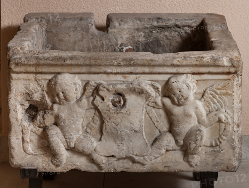 Palermo, Palazzo Reale o Palazzo dei Normanni, R1, commissioni: bacile con putti.

[ENG]
Palermo, The Royal Palace or Palazzo dei Normanni (Palace of the Normans), R1, Assignments: basin with putti.
Palazzo Reale (Palazzo dei Norma, Palermo (PA), Sicilia - Sicily, Italia - Italy