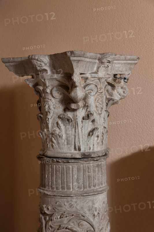 Palermo, Palazzo Reale o Palazzo dei Normanni, R1, commissioni: colonna istoriata. Particolare del capitello.

[ENG]
Palermo, The Royal Palace or Palazzo dei Normanni (Palace of the Normans), R1, Assignments: historiated column. Detail of the capital.
Palazzo Reale (Palazzo dei Norma, Palermo (PA), Sicilia - Sicily, Italia - Italy