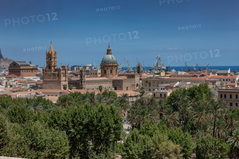 Palermo: veduta della città dalla Torre di Porta Nuova. Al centro, la Cattedrale della Santa Vergine Maria Assunta.

[ENG]
Palermo: view of the town from the Porta Nuova Tower. At the centre, the Cathedral dedicated to the Assumption of the Virgin Mary.
Palermo (PA), Sicilia - Sicily, Italia - Italy