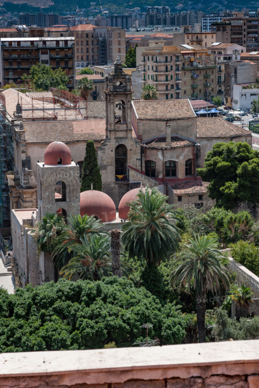 Palermo: veduta della città dalla Torre di Porta Nuova. Al centro, la Chiesa di San Giovanni degli Eremiti.

[ENG]
Palermo: view of the town from the Porta Nuova Tower. At the centre, the S. John of Hermits Church.
Palermo (PA), Sicilia - Sicily, Italia - Italy