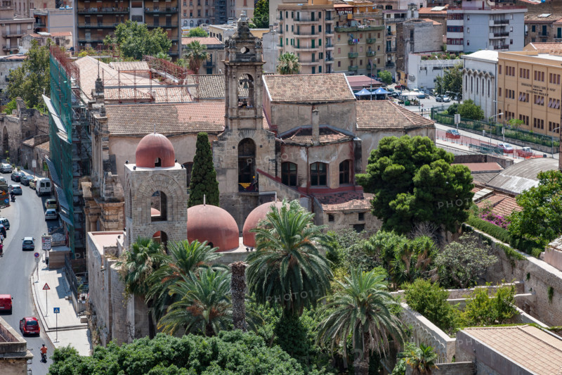 Palermo: veduta della città dalla Torre di Porta Nuova. Al centro, la Chiesa di San Giovanni degli Eremiti.

[ENG]
Palermo: view of the town from the Porta Nuova Tower. At the centre, the S. John of Hermits Church.
Palermo (PA), Sicilia - Sicily, Italia - Italy