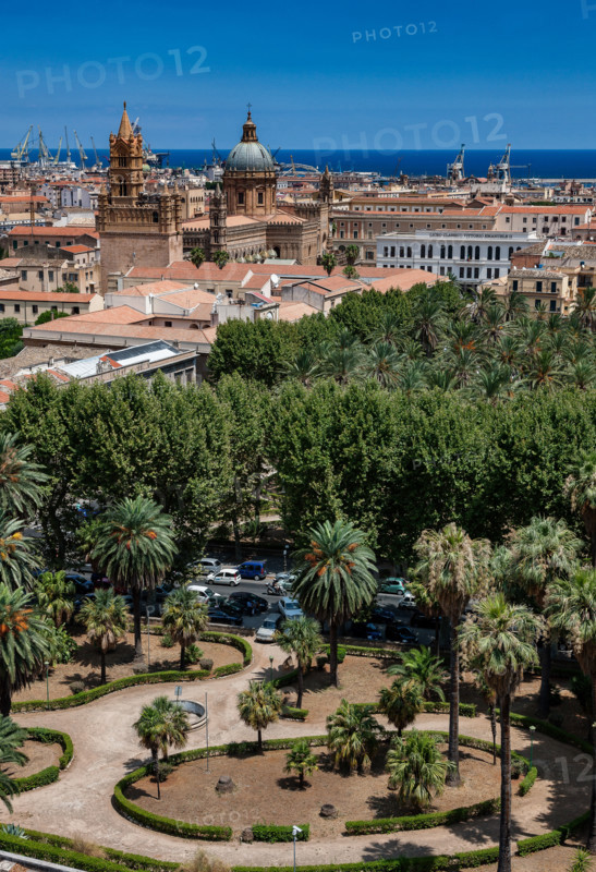 Palermo: veduta della città dalla Torre di Porta Nuova. Al centro, la Cattedrale della Santa Vergine Maria Assunta. In basso, i Giardini di Villa Bonanno.

[ENG]
Palermo: view of the town from the Porta Nuova Tower. At the centre, the Cathedral dedicated to the Assumption of the Virgin Mary. At the bottom, the Gardens of Villa Bonanno.
Palermo (PA), Sicilia - Sicily, Italia - Italy