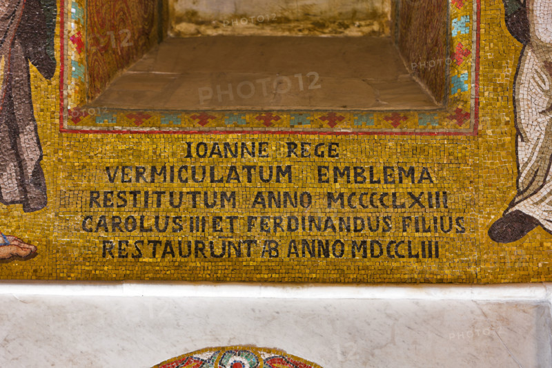 Palermo, Palazzo Reale o Palazzo dei Normanni,  Cappella Palatina (Basilica), parete nord: dettaglio di mosaico con scritta che ricorda il restauro del 1753.

[ENG]
Palermo, The Royal Palace or Palazzo dei Normanni (Palace of the Normans), The Palatine Chapel (Basilica), Northern wall: a mosaic which is a reminder of the 1753 restoration works.
Palazzo Reale (Palazzo dei Norma, Palermo (PA), Sicilia - Sicily, Italia - Italy