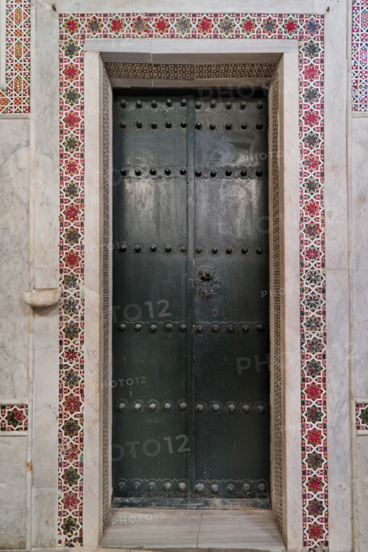 Palermo, Palazzo Reale o Palazzo dei Normanni,  Cappella Palatina (Basilica), parete settentrionale: porta con decorazione a motivi geometrici.

[ENG]
Palermo, The Royal Palace or Palazzo dei Normanni (Palace of the Normans), The Palatine Chapel (Basilica), Northern wall: door with geometric pattern decoration.
Palazzo Reale (Palazzo dei Norma, Palermo (PA), Sicilia - Sicily, Italia - Italy