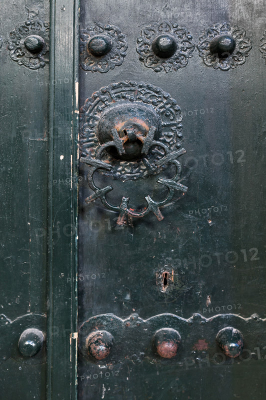 Palermo, Palazzo Reale o Palazzo dei Normanni,  Cappella Palatina (Basilica), parete settentrionale, porta con decorazione a motivi geometrici: battiporta.

[ENG]
Palermo, The Royal Palace or Palazzo dei Normanni (Palace of the Normans), The Palatine Chapel (Basilica), Northern wall, door with geometric pattern decoration:
Palazzo Reale (Palazzo dei Norma, Palermo (PA), Sicilia - Sicily, Italia - Italy