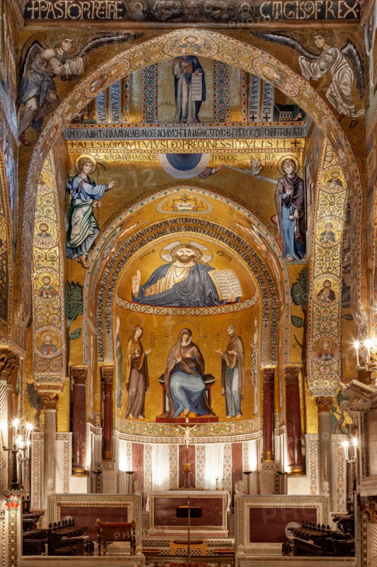Palermo, Palazzo Reale o Palazzo dei Normanni,  Cappella Palatina (Basilica), veduta generale. Sullo sfondo l'abside con i mosaici (1143). In alto  l'Annunciazione; nel catino Cristo Pantocrator; nel tamburo dell'abside, la Vergine in trono con a sinistra Pietro apostolo e Maria Maddalena, a destra Giovanni Battista e Giacomo apostolo. Queste due ultime figure furono aggiunte a fine XVIII secolo.

[ENG]
Palermo, The Royal Palace or Palazzo dei Normanni (Palace of the Normans), The Palatine Chapel (Basilica): view. In the background the apse and the mosaics (1143). Above the Annunciation; in the bowl - shaped vault, Christ Pantocrator; in the tambour of the apse, the Virgin enthroned with St. Peter Apostle and Mary Magdalene, and John the Baptist and St James Apostle on the right. These last two figures were added at the end of the eighteenth century.
Palazzo Reale (Palazzo dei Norma, Palermo (PA), Sicilia - Sicily, Italia - Italy