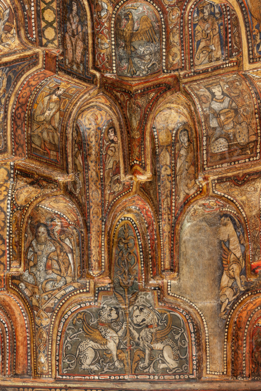 Palermo, Palazzo Reale o Palazzo dei Normanni,  Cappella Palatina (Basilica), navata centrale:  soffitto ligneo, realizzato da maestri di scuola fatimide e costituito da cassoni lignei a muqarnas, dipinte con immagini rare (ornamenti fitoformi e zoomorfi, uccelli, animali fantastici e mitologici, tra cui figure umane in scene di caccia, di guerra e d'amore, suonatori, danzatori e danzatrici del ventre, giocatori di scacchi. Figurazioni generalmente vietate dalla tradizione musulmana) e iscrizioni cufiche (1143). 
Particolare.

[ENG]
Palermo, The Royal Palace or Palazzo dei Normanni (Palace of the Normans), The Palatine Chapel (Basilica), central nave: wooden ceiling, created by Fatimid school masters and consisting of wooden coffers called muqarnas, painted with rare images (phytoform and zoomorphic ornaments, birds, fantastic and mythological animals, including human figures in hunting, making war and  love, players, dancers and belly dancers, chess players: These figures are gene...