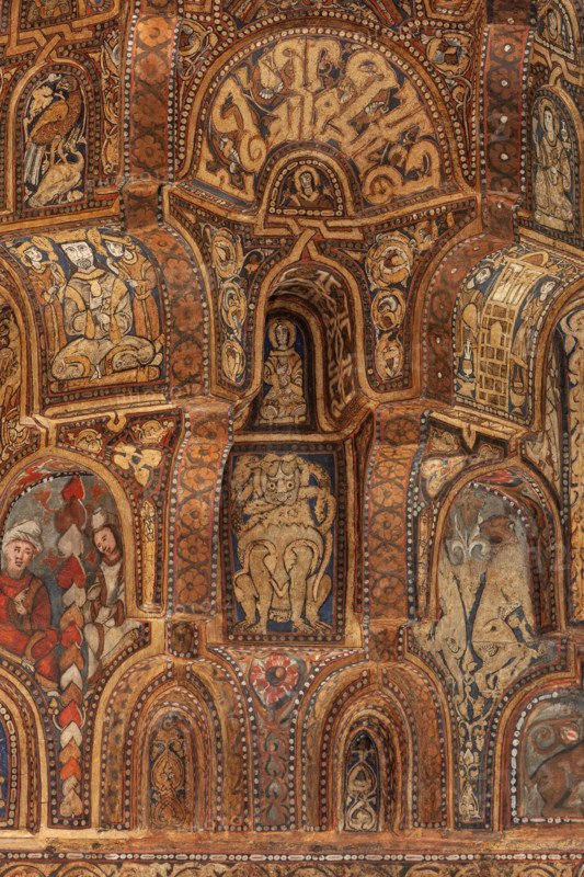 Palermo, Palazzo Reale o Palazzo dei Normanni,  Cappella Palatina (Basilica), navata centrale:  soffitto ligneo, realizzato da maestri di scuola fatimide e costituito da cassoni lignei a muqarnas, dipinte con immagini rare (ornamenti fitoformi e zoomorfi, uccelli, animali fantastici e mitologici, tra cui figure umane in scene di caccia, di guerra e d'amore, suonatori, danzatori e danzatrici del ventre, giocatori di scacchi. Figurazioni generalmente vietate dalla tradizione musulmana) e iscrizioni cufiche (1143). 
Particolare.

[ENG]
Palermo, The Royal Palace or Palazzo dei Normanni (Palace of the Normans), The Palatine Chapel (Basilica), central nave: wooden ceiling, created by Fatimid school masters and consisting of wooden coffers called muqarnas, painted with rare images (phytoform and zoomorphic ornaments, birds, fantastic and mythological animals, including human figures in hunting, making war and  love, players, dancers and belly dancers, chess players: These figures are gene...
