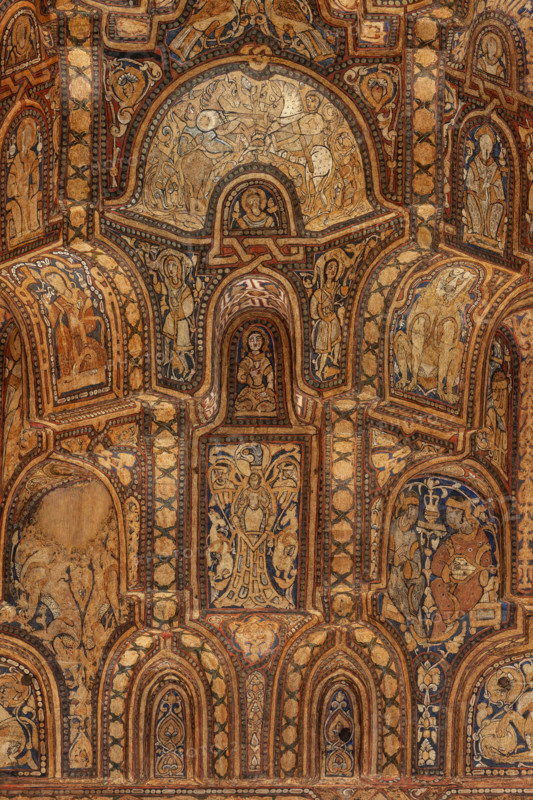 Palermo, Palazzo Reale o Palazzo dei Normanni,  Cappella Palatina (Basilica), navata centrale:  soffitto ligneo, realizzato da maestri di scuola fatimide e costituito da cassoni lignei a muqarnas, dipinte con immagini rare (ornamenti fitoformi e zoomorfi, uccelli, animali fantastici e mitologici, tra cui figure umane in scene di caccia, di guerra e d'amore, suonatori, danzatori e danzatrici del ventre, giocatori di scacchi. Figurazioni generalmente vietate dalla tradizione musulmana) e iscrizioni cufiche (1143). 
Particolare.

[ENG]
Palermo, The Royal Palace or Palazzo dei Normanni (Palace of the Normans), The Palatine Chapel (Basilica), central nave: wooden ceiling, created by Fatimid school masters and consisting of wooden coffers called muqarnas, painted with rare images (phytoform and zoomorphic ornaments, birds, fantastic and mythological animals, including human figures in hunting, making war and  love, players, dancers and belly dancers, chess players: These figures are gene...
