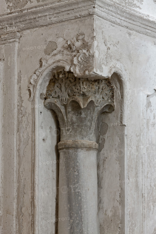 Palermo, Palazzo Reale o Palazzo dei Normanni,  Cappella Palatina (Basilica), Cripta (Chiesa Inferiore): colonna angolare con capitello.

[ENG]
Palermo, The Royal Palace or Palazzo dei Normanni (Palace of the Normans), The Palatine Chapel (Basilica), the Crypt (Lower Church): angular column and capital.
Palazzo Reale (Palazzo dei Norma, Palermo (PA), Sicilia - Sicily, Italia - Italy