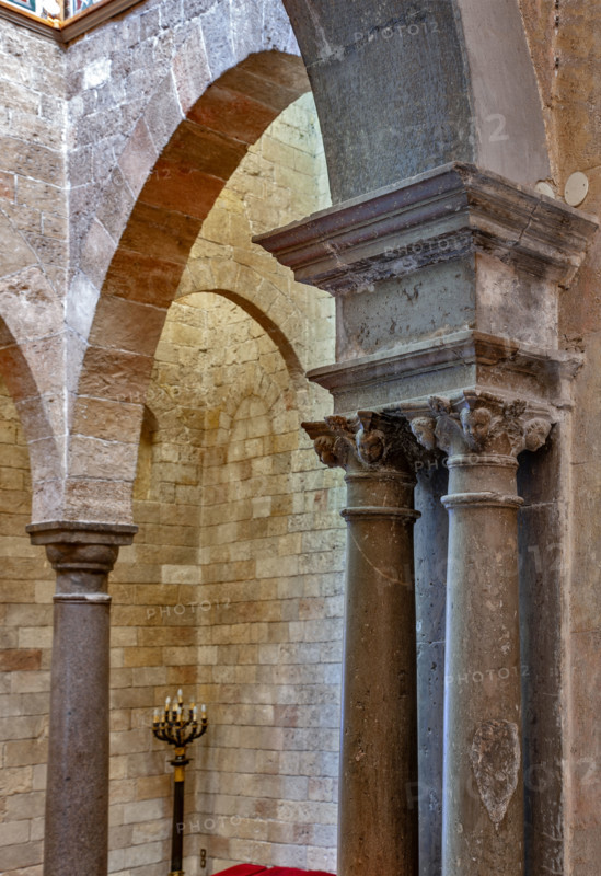 Palermo, Palazzo Reale o Palazzo dei Normanni, Torre Joharia, Sala dei Venti: colonne binate del portale rinascimentale.

[ENG]
Palermo, The Royal Palace or Palazzo dei Normanni (Palace of the Normans), Joharia Tower, the Winds Room: twin columns of the Renaissance portal.
Palazzo Reale (Palazzo dei Norma, Palermo (PA), Sicilia - Sicily, Italia - Italy