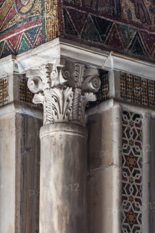 Palermo, Palazzo Reale o Palazzo dei Normanni, Torre Pisana, Sala di Re Ruggero(sala voluta da Re Ruggero II d'Altavilla): particolare di colonna angolare.

[ENG]
Palermo, The Royal Palace or Palazzo dei Normanni (Palace of the Normans), Pisana Tower,  the King Roger Room (the Room which was commissioned by King Roger II d'Altavilla): detail with an angular column.
Palazzo Reale (Palazzo dei Norma, Palermo (PA), Sicilia - Sicily, Italia - Italy