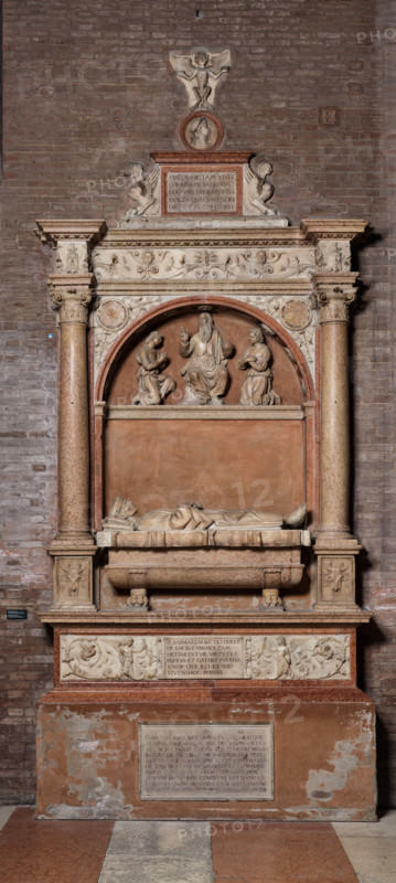 Modena, Duomo, interno, navata destra: monumento funerario dedicato a Francesco Molza; di Bartolomeo Spani, 1516. Marmo di Carrara, marmo proconnesio, pietra d'Istria e rosso ammonitico.

[ENG]
Modena, Cathedral, interior, right aisle: funerary monument dedicated to Francesco Molza; Bartolomeo Spani, 1516. Carrara marble, Proconnesian marble, Istrian stone and red ammonitic stone.
Duomo, Modena (MO), Emilia Romagna, Italia - Italy