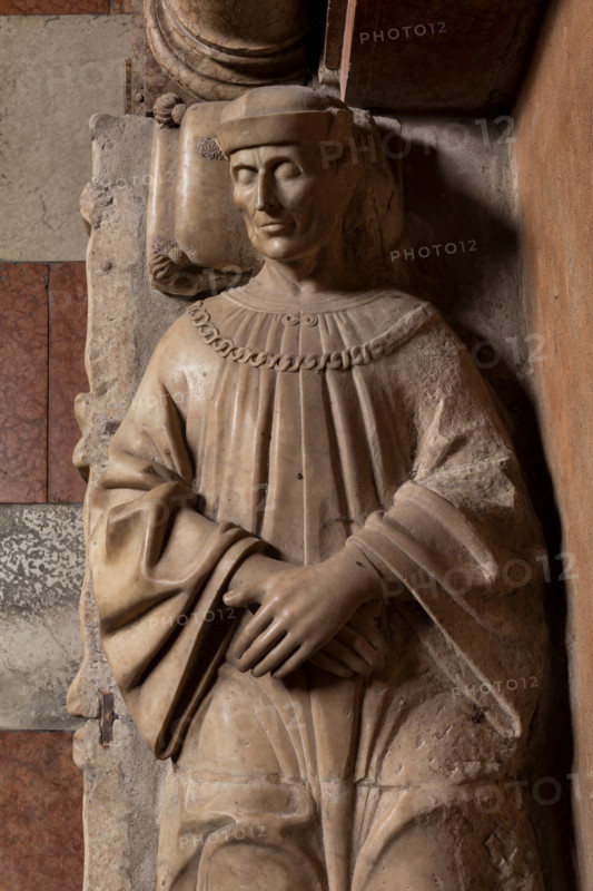 Modena, Duomo, interno, navata destra: monumento funerario dedicato a Francesco Molza; di Bartolomeo Spani, 1516. Marmo di Carrara, marmo proconnesio, pietra d'Istria e rosso ammonitico.

[ENG]
Modena, Cathedral, interior, right aisle: funerary monument dedicated to Francesco Molza; Bartolomeo Spani, 1516. Carrara marble, Proconnesian marble, Istrian stone and red ammonitic stone.
