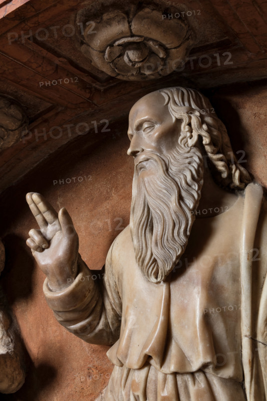 Modena, Duomo, interno, navata destra: monumento funerario dedicato a Francesco Molza; di Bartolomeo Spani, 1516. Marmo di Carrara, marmo proconnesio, pietra d'Istria e rosso ammonitico.

[ENG]
Modena, Cathedral, interior, right aisle: funerary monument dedicated to Francesco Molza; Bartolomeo Spani, 1516. Carrara marble, Proconnesian marble, Istrian stone and red ammonitic stone.