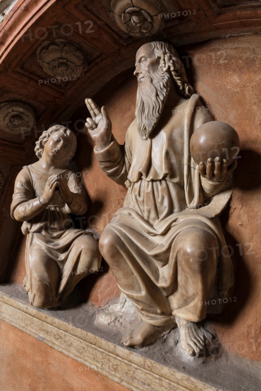 Modena, Duomo, interno, navata destra: monumento funerario dedicato a Francesco Molza; di Bartolomeo Spani, 1516. Marmo di Carrara, marmo proconnesio, pietra d'Istria e rosso ammonitico.

[ENG]
Modena, Cathedral, interior, right aisle: funerary monument dedicated to Francesco Molza; Bartolomeo Spani, 1516. Carrara marble, Proconnesian marble, Istrian stone and red ammonitic stone.
