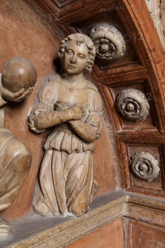 Modena, Duomo, interno, navata destra: monumento funerario dedicato a Francesco Molza; di Bartolomeo Spani, 1516. Marmo di Carrara, marmo proconnesio, pietra d'Istria e rosso ammonitico.

[ENG]
Modena, Cathedral, interior, right aisle: funerary monument dedicated to Francesco Molza; Bartolomeo Spani, 1516. Carrara marble, Proconnesian marble, Istrian stone and red ammonitic stone.