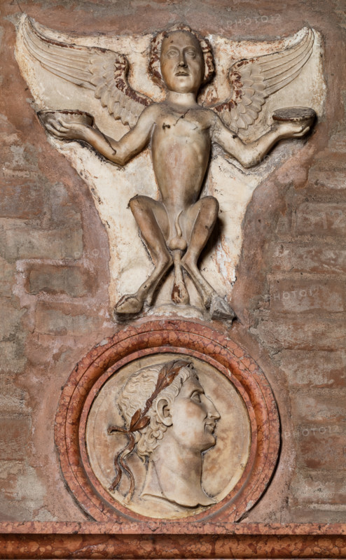 Modena, Duomo, interno, navata destra: monumento funerario dedicato a Francesco Molza; di Bartolomeo Spani, 1516. Marmo di Carrara, marmo proconnesio, pietra d'Istria e rosso ammonitico.

[ENG]
Modena, Cathedral, interior, right aisle: funerary monument dedicated to Francesco Molza; Bartolomeo Spani, 1516. Carrara marble, Proconnesian marble, Istrian stone and red ammonitic stone.