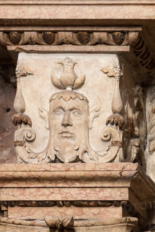 Modena, Duomo, interno, navata destra: monumento funerario dedicato a Francesco Molza; di Bartolomeo Spani, 1516. Marmo di Carrara, marmo proconnesio, pietra d'Istria e rosso ammonitico.

[ENG]
Modena, Cathedral, interior, right aisle: funerary monument dedicated to Francesco Molza; Bartolomeo Spani, 1516. Carrara marble, Proconnesian marble, Istrian stone and red ammonitic stone.