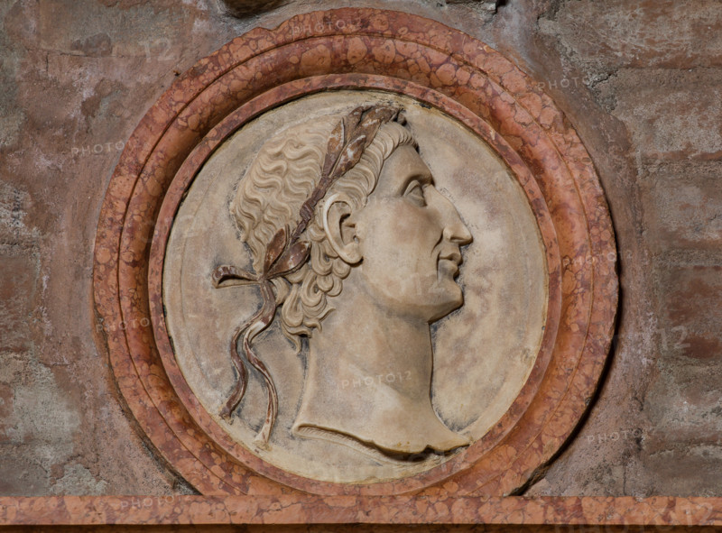 Modena, Duomo, interno, navata destra: monumento funerario dedicato a Francesco Molza; di Bartolomeo Spani, 1516. Marmo di Carrara, marmo proconnesio, pietra d'Istria e rosso ammonitico.

[ENG]
Modena, Cathedral, interior, right aisle: funerary monument dedicated to Francesco Molza; Bartolomeo Spani, 1516. Carrara marble, Proconnesian marble, Istrian stone and red ammonitic stone.
Duomo, Modena (MO), Emilia Romagna, Italia - Italy