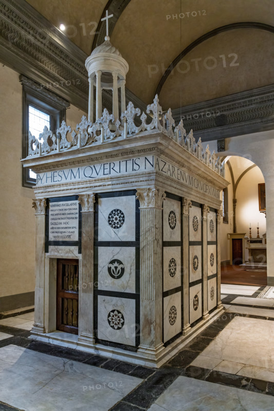 Il Tempietto del Santo Sepolcro, monumento funebre di Firenze, conservato nella cappella del Santo Sepolcro che è l'unica parte ancora consacrata della ex-chiesa di San Pancrazio. 
Nel tempietto è sepolto Giovanni di Paolo Rucellai e l'architettura è opera di Leon Battista Alberti. La forma del tempietto, che fu costruito tra il 1457 e il 1467,  è ispirata, in scala, al Santo Sepolcro di Gerusalemme. Le tarsie marmoree della decorazione esterna si rifanno alla tradizione romanica fiorentina.
Su una pianta rettangolare, impostata sul rapporto aureo, si alzano le pareti scandite da paraste corinzie scanalate e rivestite da pannelli quadrati decorati da tarsie marmoree. Sulla trabeazione corre l'iscrizione, in eleganti caratteri lapidari romani ripresi dai monumenti antichi, di un versetto di Marco. Il coronamento è composto da una merlatura gigliata (in onore probabilmente all'Annunziata a cui la cappella era dedicata) e una lanterna, composta come un tempietto a base circolare, che og...