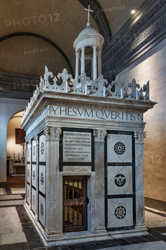Il Tempietto del Santo Sepolcro, monumento funebre di Firenze, conservato nella cappella del Santo Sepolcro che è l'unica parte ancora consacrata della ex-chiesa di San Pancrazio. 
Nel tempietto è sepolto Giovanni di Paolo Rucellai e l'architettura è opera di Leon Battista Alberti. La forma del tempietto, che fu costruito tra il 1457 e il 1467,  è ispirata, in scala, al Santo Sepolcro di Gerusalemme. Le tarsie marmoree della decorazione esterna si rifanno alla tradizione romanica fiorentina.
Su una pianta rettangolare, impostata sul rapporto aureo, si alzano le pareti scandite da paraste corinzie scanalate e rivestite da pannelli quadrati decorati da tarsie marmoree. Sulla trabeazione corre l'iscrizione, in eleganti caratteri lapidari romani ripresi dai monumenti antichi, di un versetto di Marco. Il coronamento è composto da una merlatura gigliata (in onore probabilmente all'Annunziata a cui la cappella era dedicata) e una lanterna, composta come un tempietto a base circolare, che og...