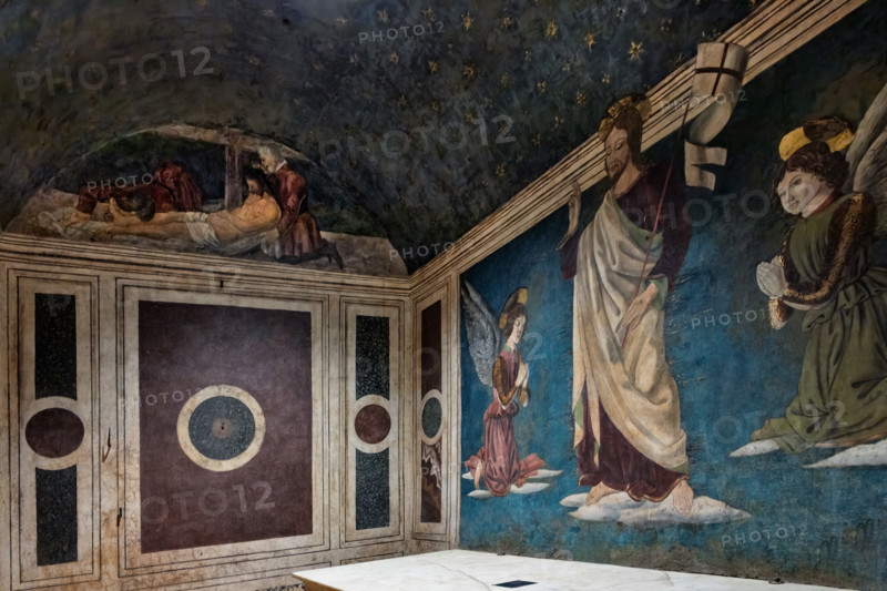 Il Tempietto del Santo Sepolcro, monumento funebre di Firenze, conservato nella cappella del Santo Sepolcro che è l'unica parte ancora consacrata della ex-chiesa di San Pancrazio. 
Nel tempietto è sepolto Giovanni di Paolo Rucellai e l'architettura è opera di Leon Battista Alberti. La forma del tempietto, che fu costruito tra il 1457 e il 1467,  è ispirata, in scala, al Santo Sepolcro di Gerusalemme. 
Particolare dell’interno con “Resurrezione” di Giovanni da Piamonte.

[ENG]
The Small Temple of the  Holy Sepulchre, a funerary monument in Florence, housed in the Chapel of the Holy Sepulchre, the only remaining consecrated part of the former church of San Pancrazio.
Giovanni di Paolo Rucellai is buried in the temple, and the architecture is by Leon Battista Alberti. It was built between 1457 and 1467. The temple's shape is inspired, in scale, by the Holy Sepulchre in Jerusalem. 
Detail of the interior with “Resurrection” by Giovanni da Piamonte.
Ex-Chiesa di San Pancrazio, Firen...